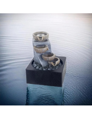 Font cascada 4 nivells amb llum groga