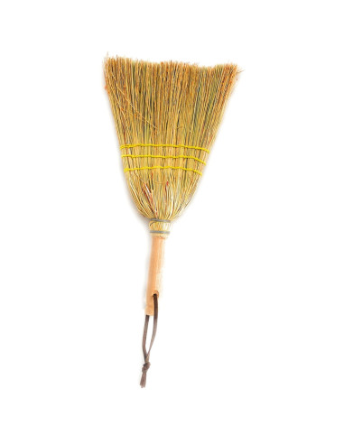 Escoba artesana de mano amarillo