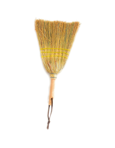 Escoba artesana de mano amarillo