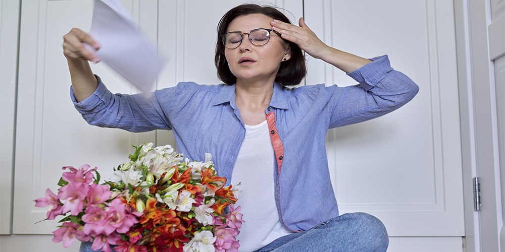 MENOPAUSIA Y EL ABANICO: UNA MANERA SOSTENIBLE DE ALIVIAR SUS SÍNTOMAS